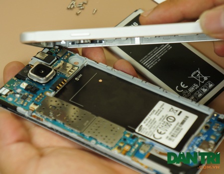 Tháo rời chiếc điện thoại Galaxy Alpha đầu tiên tại Việt Nam - 2 Nhẹ nhàng tháo lớp vỏ ra