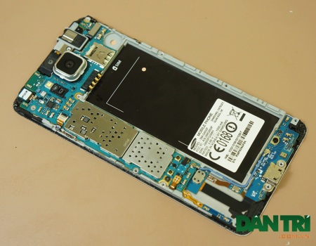 Tháo rời chiếc điện thoại Galaxy Alpha đầu tiên tại Việt Nam - 3 Đây là bo mạch chính