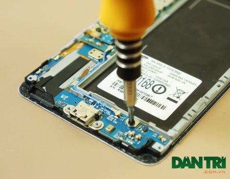 Tháo rời chiếc điện thoại Galaxy Alpha đầu tiên tại Việt Nam - 4 Tiếp tục dùng tua vít để tháo các ốc vít dính giữa mainboard và màn hình
