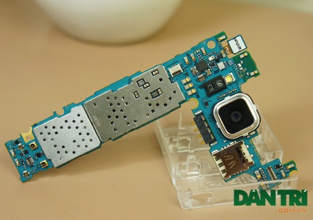 Tháo rời chiếc điện thoại Galaxy Alpha đầu tiên tại Việt Nam - 10 Bo mạch chính của máy