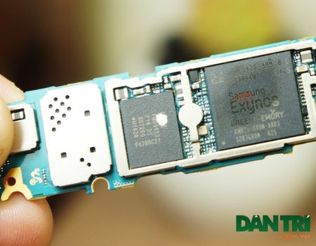 Tháo rời chiếc điện thoại Galaxy Alpha đầu tiên tại Việt Nam - 11 Với vi xử lý của nhà tự trồng mang tên Exynos