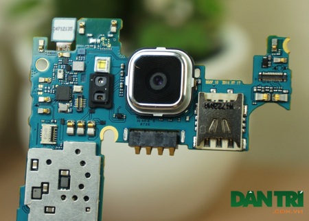 Tháo rời chiếc điện thoại Galaxy Alpha đầu tiên tại Việt Nam - 12 Máy chỉ có khe cắm SIM và không có khe thẻ rời