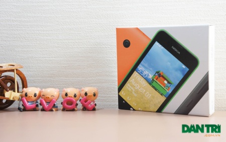 Đập hộp Lumia 530 - chiếc smartphone rẻ nhất hiện nay của Nokia - 1 Hộp đựng Lumia tương tự các dòng sản phẩm Lumia gần đây