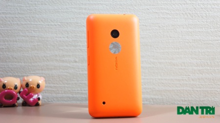 Đập hộp Lumia 530 - chiếc smartphone rẻ nhất hiện nay của Nokia - 3 Toàn bộ mặt sau sử dụng chất liệu nhựa polycarbonat nhám mịn