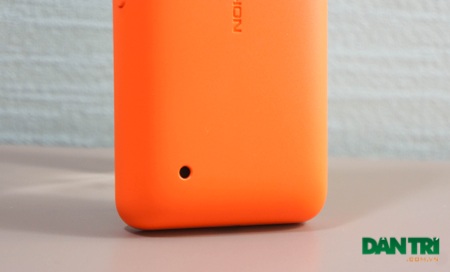 Đập hộp Lumia 530 - chiếc smartphone rẻ nhất hiện nay của Nokia - 5 Ở dưới loa chính của máy, có thiết kế như Lumia 630