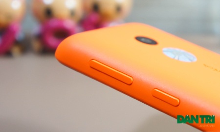 Đập hộp Lumia 530 - chiếc smartphone rẻ nhất hiện nay của Nokia - 6 Cạnh phải là nơi đặt các phím bấm nguồn và âm lượng, trong khi cạnh trái trơn