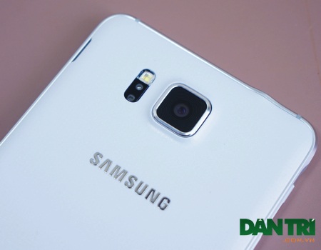 Smartphone viền kim loại Galaxy Alpha của Samsung lộ diện tại Việt Nam - 8 Ở vị trí mặt sau, là camera 12 Mpx cùng đèn trợ sáng và cảm biến đo nhịp tim