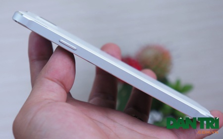 Toàn bộ khung viền được làm chất liệu kim loại 