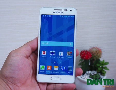 Smartphone viền kim loại Galaxy Alpha của Samsung lộ diện tại Việt Nam - 9 Mặt trước là màn hình 4,7 inch theo công nghệ Super AMOLED cùng cảm biến vân tay