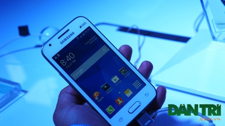 Galaxy V chính thức trình làng, giá 2,3 triệu đồng - 2 Mặt trước màn hình 4 inch