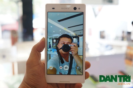 Tuy nhiên nổi bật nhất là chiếc camera mặt trước tích hợp đèn flash trợ sáng