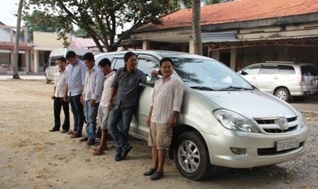 Xử phạt nhiều người vượt biên trái phép xem đá gà - 1 Các đối tượng vượt biên trái phép tại công an huyện Bến Cầu
