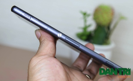 Xperia Z3 bất ngờ xuất hiện tại Việt Nam - 4 Tuy nhiên, khi quay sang cạnh phải, người dùng sẽ cảm thấy sự khác biệt rõ rệt