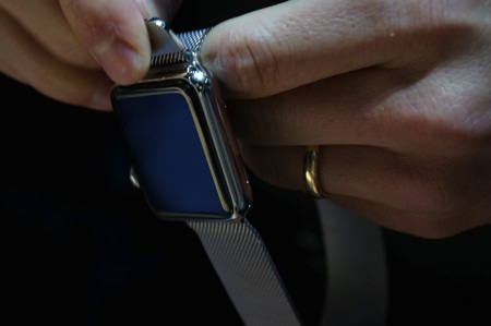 Lớp khung viền được làm từ chất liệu kim loại sáng và dây đeo có thể tháo rời được