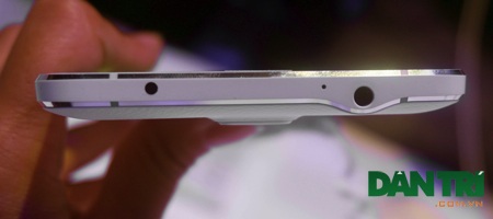 Lớp viền được thiết kế tựa như chiếc Galaxy Alpha vừa ra mắt trong thời gian qua