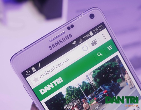 Mặt trước còn ấn tượng với camera phụ 3,7 Mpx với góc chụp tối đa lên đến 120 độ 