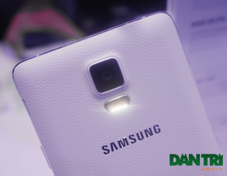 Camera mặt sau 16 Mpx cùng đèn trợ sáng và cảm biến đo nhịp tim