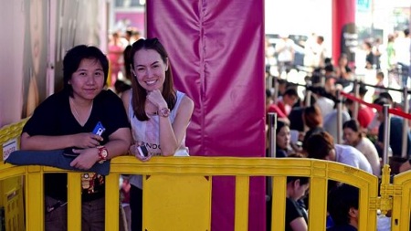 Hàng dài người xếp hàng chờ mua iPhone 6, 6Plus trên khắp thế giới - 23 Các tín đồ tại Singapore tìm thú vui trong thời gian chờ đợi Apple Store mở cửa.