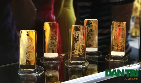 Ngắm Apple iMac mạ vàng và bọc da cá sấu đầu tiên tại Việt Nam - 6 Bên cạnh iMac, các dòng sản phẩm khác cũng được trưng bày tại đây