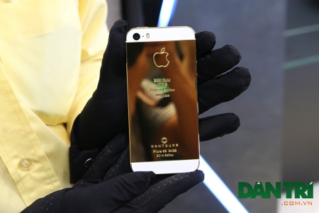 Ngắm Apple iMac mạ vàng và bọc da cá sấu đầu tiên tại Việt Nam - 9 Đây là chiếc iPhone 5s dành cho thị trường Dubai với giá lên đến 4.200 USD