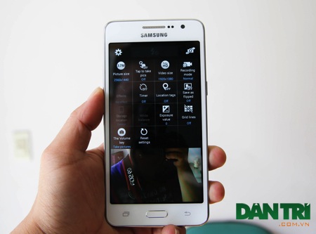Cận cảnh smartphone "tự sướng" có giá 4,9 triệu đồng của Samsung - 2 Cận cảnh smartphone tự sướng có giá 4,9 triệu đồng của Samsung