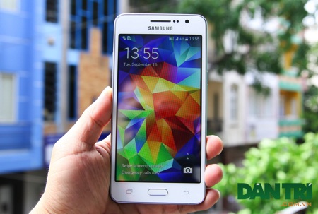 Top 10 smartphone bán chạy tháng 12/2014 - 1 Cận cảnh smartphone tự sướng có giá 4,9 triệu đồng của Samsung