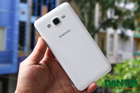 Cận cảnh smartphone "tự sướng" có giá 4,9 triệu đồng của Samsung - 3 Mặt sau của máy với lớp vỏ nhám mịn
