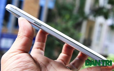 Cận cảnh smartphone "tự sướng" có giá 4,9 triệu đồng của Samsung - 4 Cạnh phải là nơi đặt phím nguồn