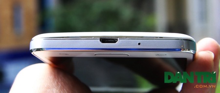 Cận cảnh smartphone "tự sướng" có giá 4,9 triệu đồng của Samsung - 6 Cạnh dưới là cổng sạc và microphone