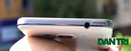 Cận cảnh smartphone "tự sướng" có giá 4,9 triệu đồng của Samsung - 7 Cạnh trên là ngõ ra âm thanh