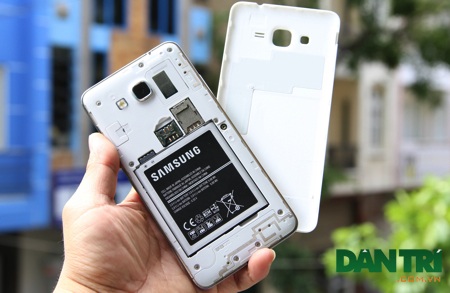 Cận cảnh smartphone "tự sướng" có giá 4,9 triệu đồng của Samsung - 8 Nắp lưng có thể tháo rời được để thay Pin, SIM và thẻ nhớ
