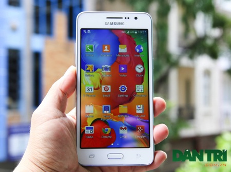 Cận cảnh smartphone "tự sướng" có giá 4,9 triệu đồng của Samsung - 9 Mặt trước màn hình 5 inch với 3 phím điều hướng quen thuộc