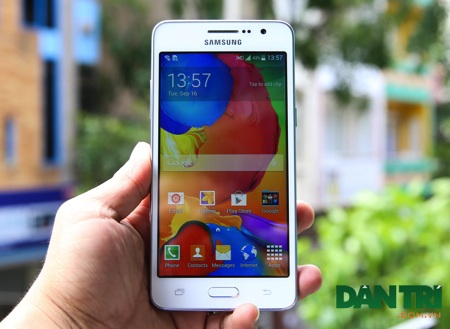 Cận cảnh smartphone "tự sướng" có giá 4,9 triệu đồng của Samsung - 10 Giao diện màn hình chính