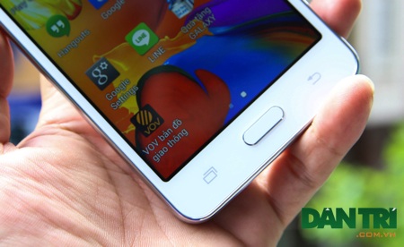 Cận cảnh smartphone "tự sướng" có giá 4,9 triệu đồng của Samsung - 13 Những ứng dụng thuần Việt như VOV Giao thông hay Galaxy Quà tặng đều được tích hợp trên máy
