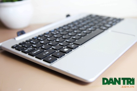 Đập hộp máy tính bảng lai Acer Switch 10 đầu tiên tại Việt Nam - 7 Cùng sạc và cable chuyển Mini HDMI