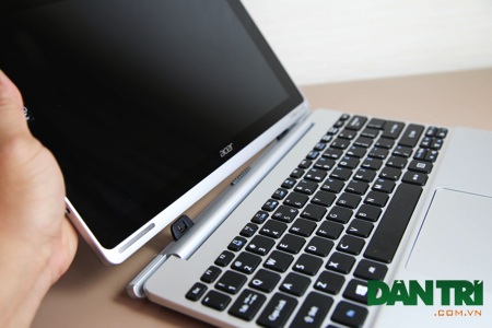 Đập hộp máy tính bảng lai Acer Switch 10 đầu tiên tại Việt Nam - 10 Có thể tháo rời và gắn vào rất nhanh chóng
