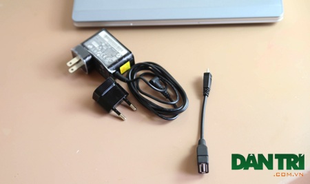 Đập hộp máy tính bảng lai Acer Switch 10 đầu tiên tại Việt Nam - 6 Cùng sạc và cable chuyển Mini HDMI