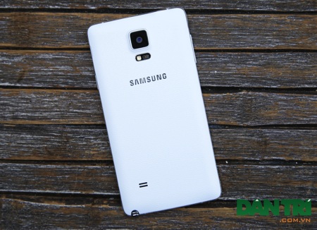 Cảm nhận nhanh Galaxy Note 4: Thiết kế đẹp, tính năng đa nhiệm hay - 3 Bên dưới phím home là cảm biến vân tay, tương tự như chiếc Galaxy S5