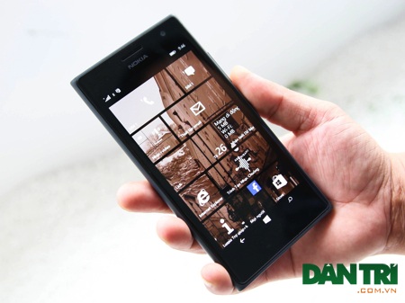 Lumia 730 dùng màn hình HD 4,7 inch, 3 phím bấm điều hướng được đưa vào bên trong màn hình