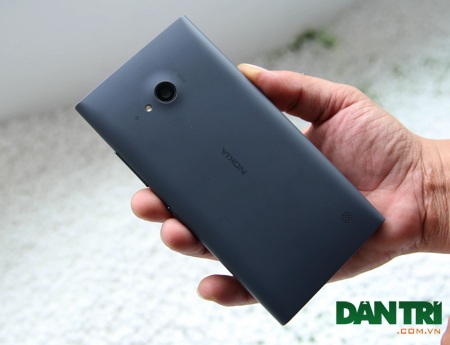 Lumia 730 chính thức bán ra từ ngày 1/10, giá 5 triệu đồng - 2 Lumia 730 khá gọn gàng khi cầm trên tay