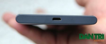 Lumia 730 chính thức bán ra từ ngày 1/10, giá 5 triệu đồng - 7 Cạnh dưới là cổng sạc