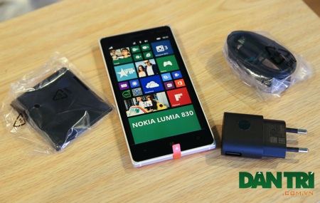 Đập hộp Lumia 830 chính hãng tại Việt Nam - 2 Bên trong hộp là máy, cốc sạc, dây kết nối, Pin và không trang bị tai nghe