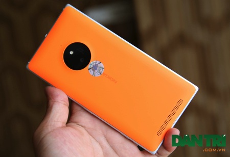 Đánh giá Lumia 830: Thiết kế mỏng, chụp ảnh đẹp, giá tốt - 3 Mặt sau nổi bật với chiếc camera
