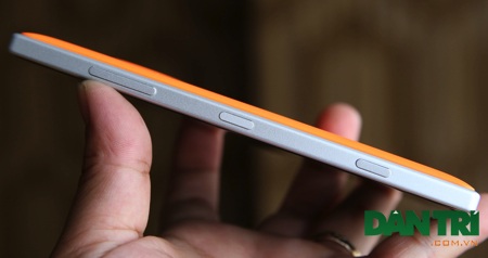 Đập hộp Lumia 830 chính hãng tại Việt Nam - 9 Cạnh phải là vị trí các phím bấm âm lượng, nguồn và chụp ảnh