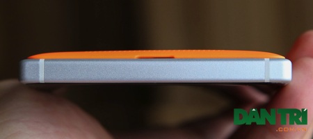 Đập hộp Lumia 830 chính hãng tại Việt Nam - 10 Cạnh dưới