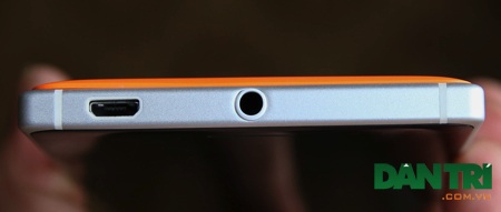 Đánh giá Lumia 830: Thiết kế mỏng, chụp ảnh đẹp, giá tốt - 2 Cạnh trên là ngõ ra âm thanh, cổng sạc