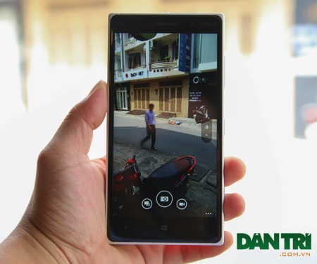 Đánh giá Lumia 830: Thiết kế mỏng, chụp ảnh đẹp, giá tốt - 5 ..đi kèm ống kính Carl Zeiss và khả năng chống rung quang OIS với modun cảm biến mỏng nhất hiện nay
