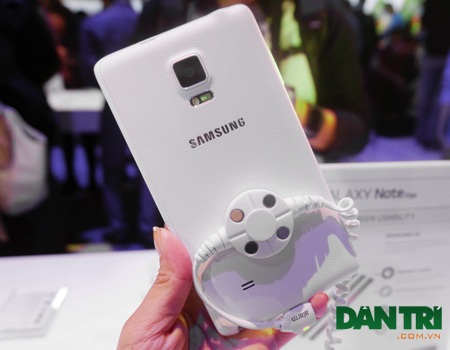 Lớp mặt sau của Note 4 cũng tương tự như chiếc Galaxy Note Edge