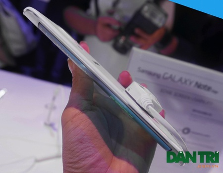 Điểm khác biệt so với Note 4 là màn hình của Edge có một góc phải uốn cong khá độc đáo