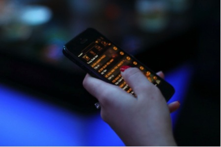 Trung tâm karaoke sang trọng bậc nhất mang phong cách khoa học viễn tưởng - 10 Khách hàng có thể tự chọn bài hát bằng điện thoại của mình